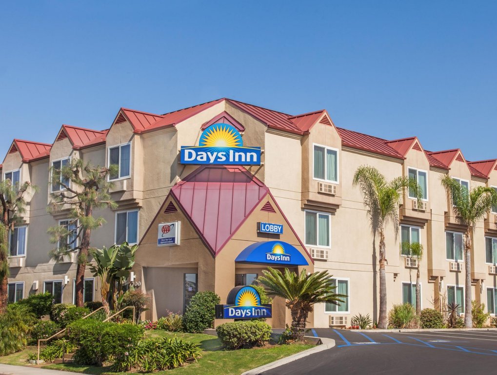 Фото Days Inn by Wyndham Carlsbad