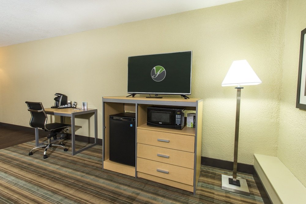 Фото Ramada by Wyndham Edmonton Yellowhead Nw