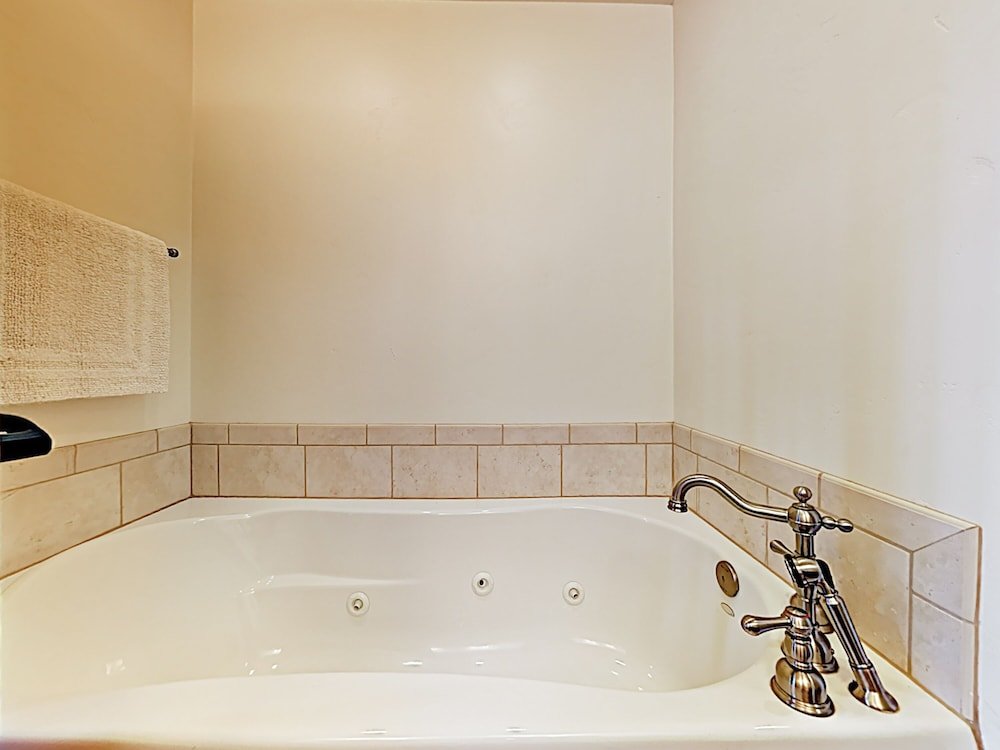 Фото Downtown Gem 2br/2.5ba Overlooking The Yampa River 2 Bedroom Condo