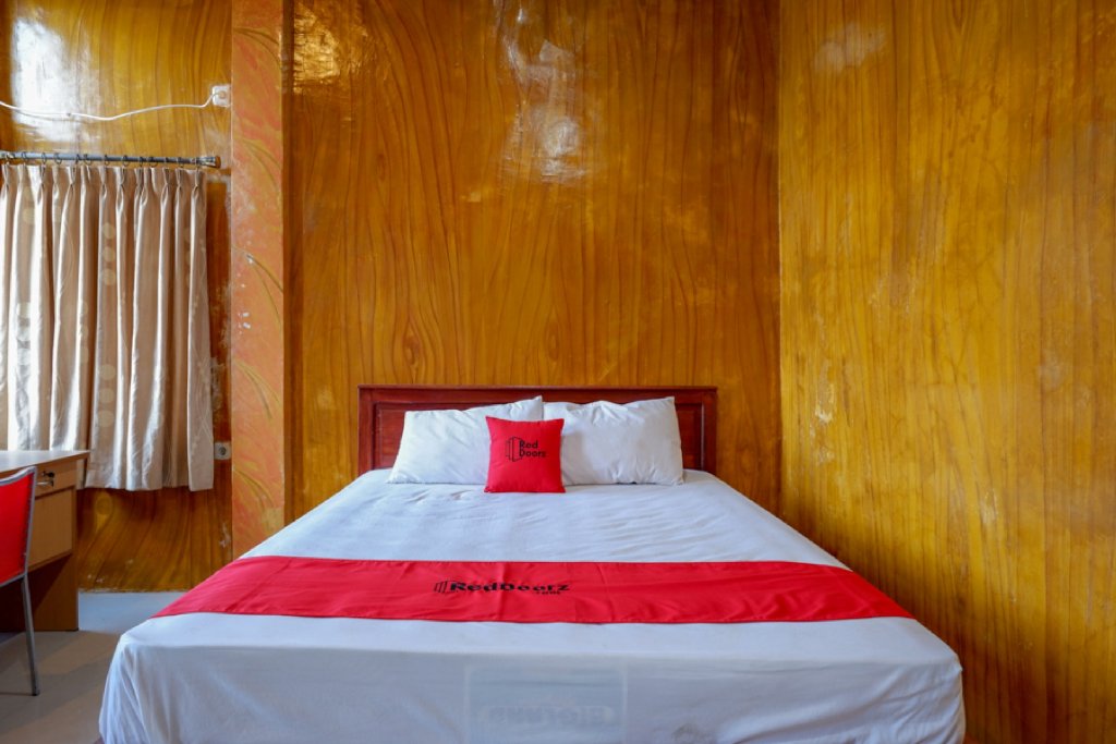 Фото RedDoorz @ Hotel Bravo Pantai Kamali Bau Bau