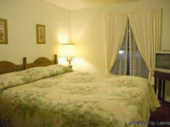 Фото Historic Cary House Hotel