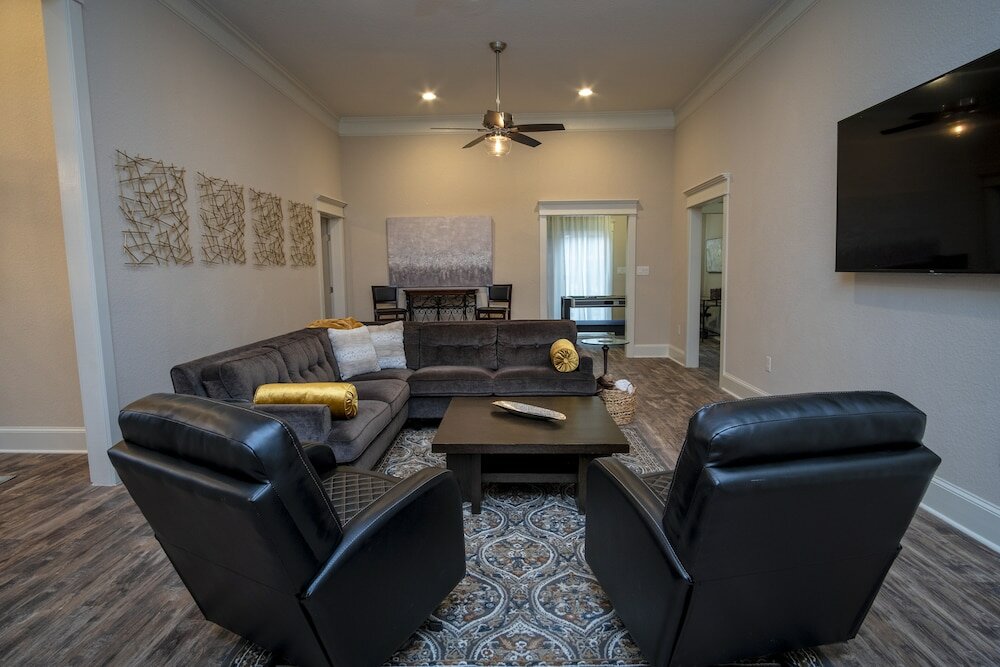 Фото Brand New Large Impressive House Near Downtown!