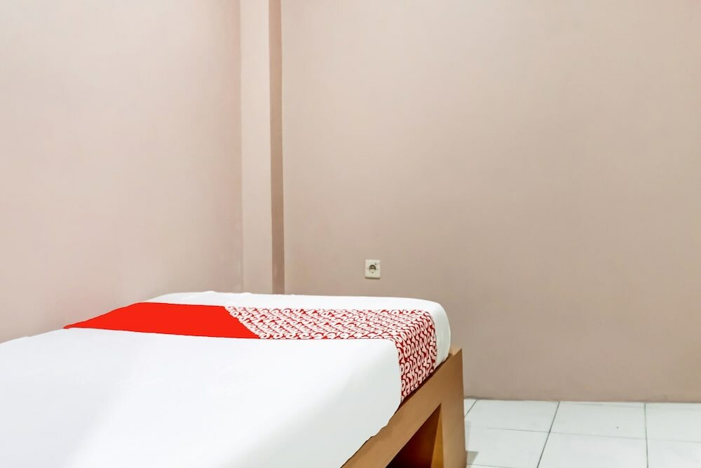 Фото Spot On 91336 Guesthouse Tarumanegara