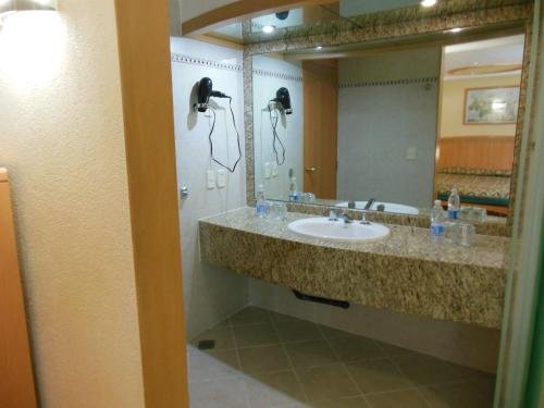 Фото Best Western Bayou Inn & Suites