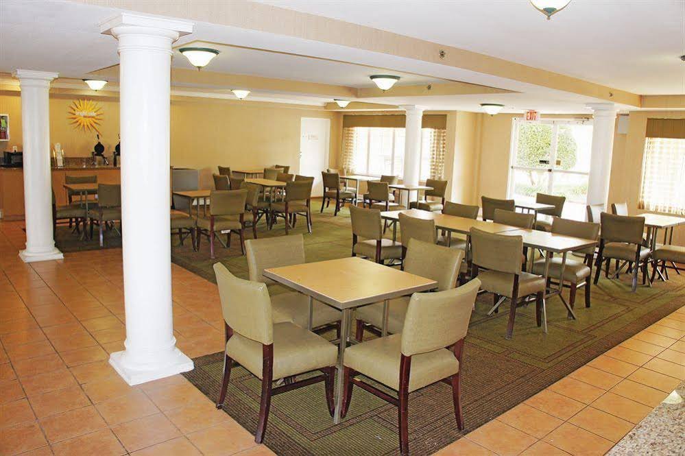 Фото La Quinta Inn & Suites by Wyndham Oklahoma City Airport