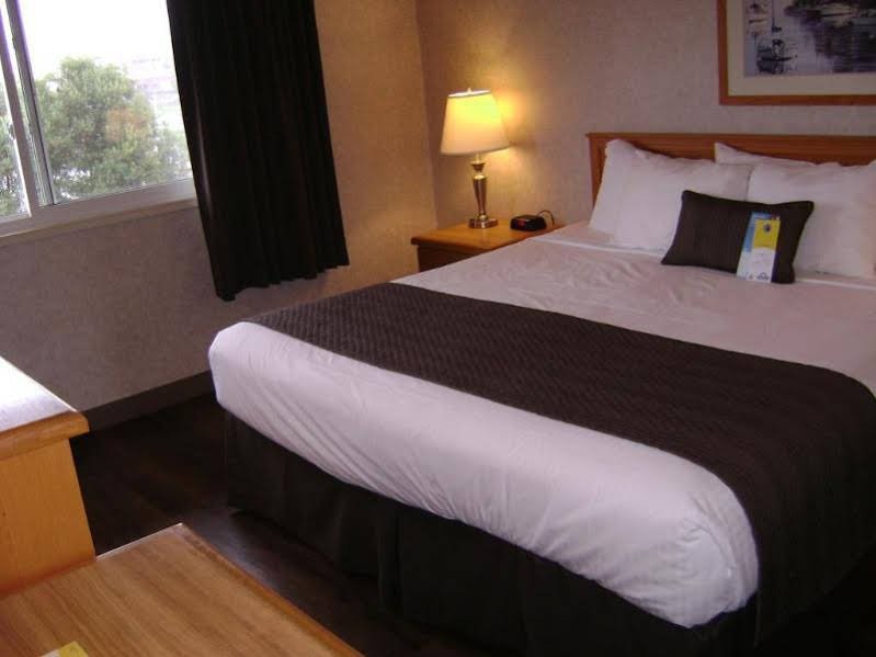 Фото Days Inn by Wyndham Victoria On The Harbour