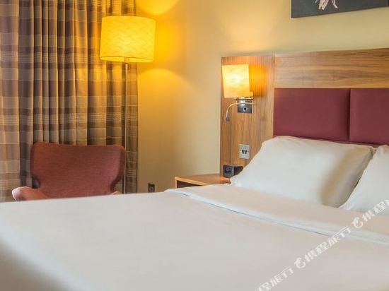 Фото Hilton Garden Inn Luton North