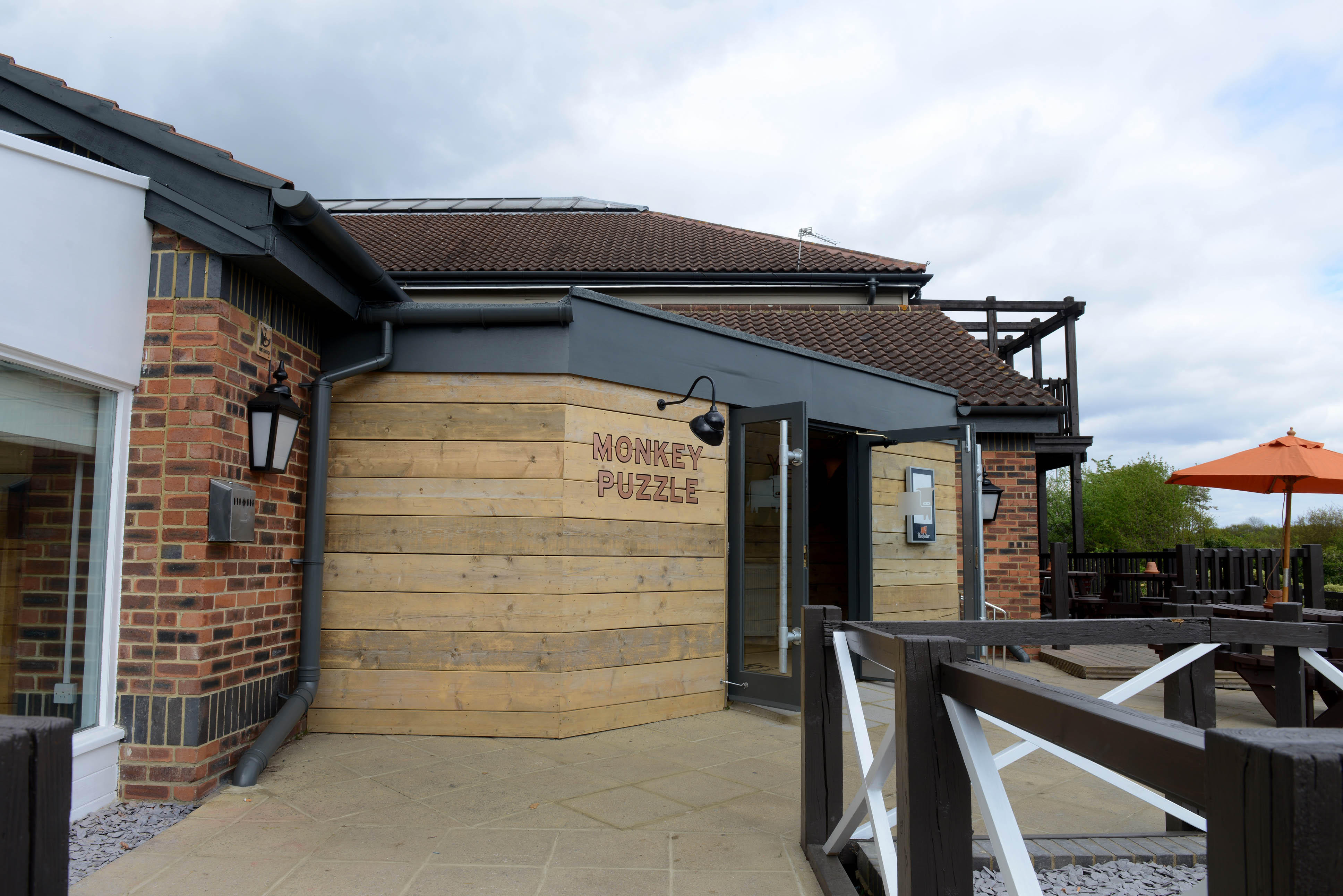 Фото Premier Inn Chessington hotel