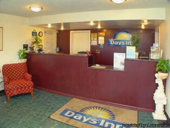 Фото Days Inn by Wyndham Red Bluff