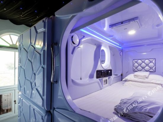 Фото Met A Space Pod at Boat Quay