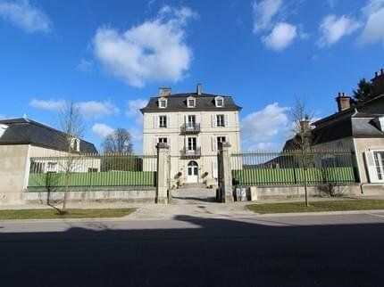 Гостиница Heritage Castle In Bar-Sur-Seine Near River