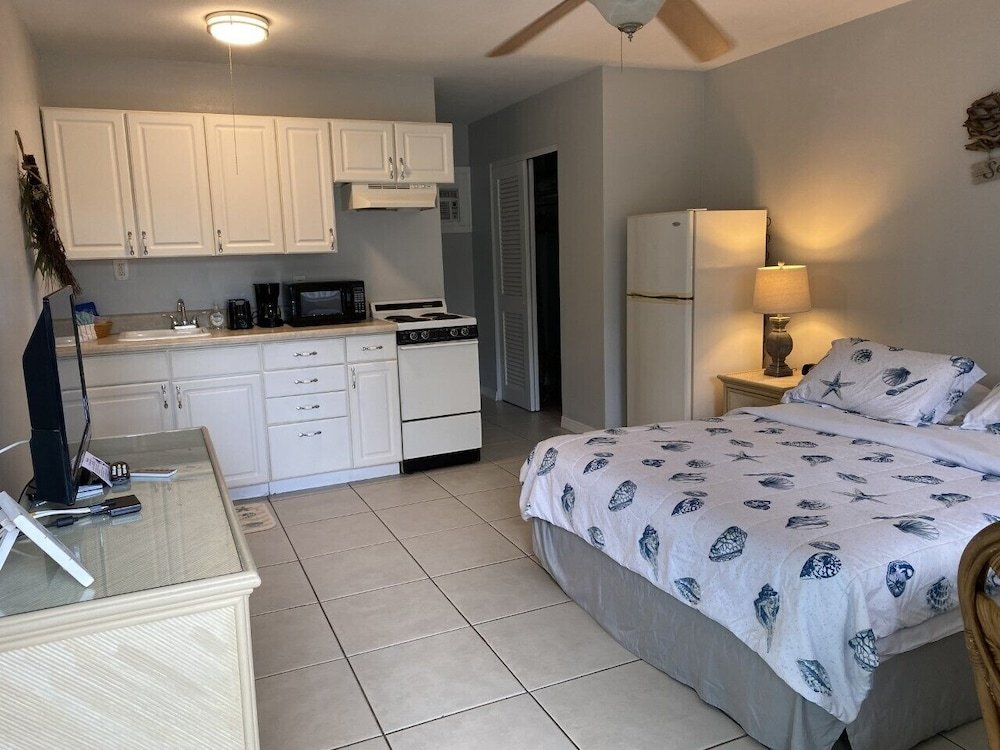 Фото Hideaway Waterfront Resort & Hotel