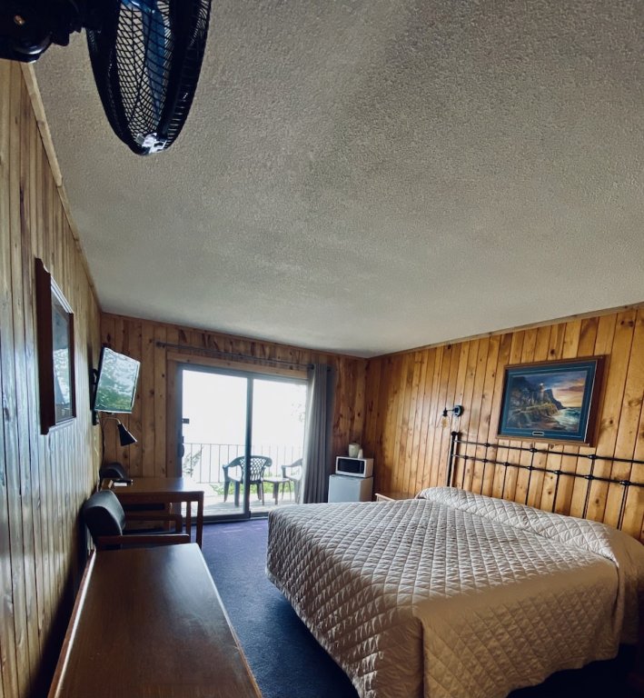 Фото The Cliff Dweller on Lake Superior