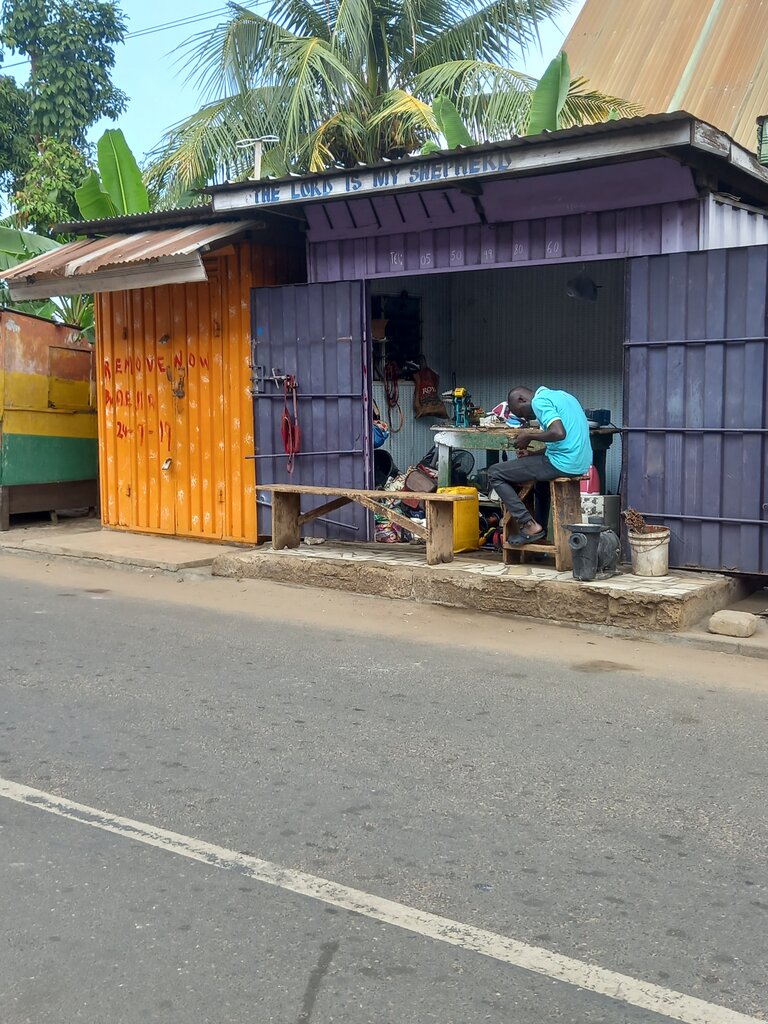 Repair of bags and suitcases The Lord is my shepherd, Accra, photo