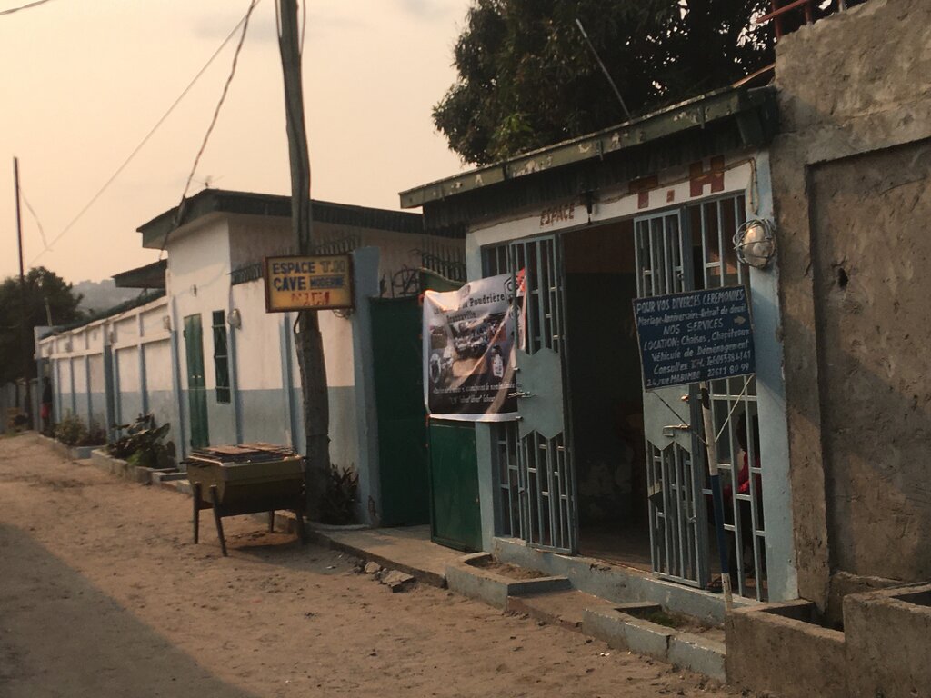 Bar, pub Espace T. H Cave Moderne, Brazzaville, photo