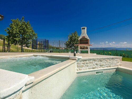 Гостиница Lavish Villa in Vižinada with Swimming Pool & Hot Tub