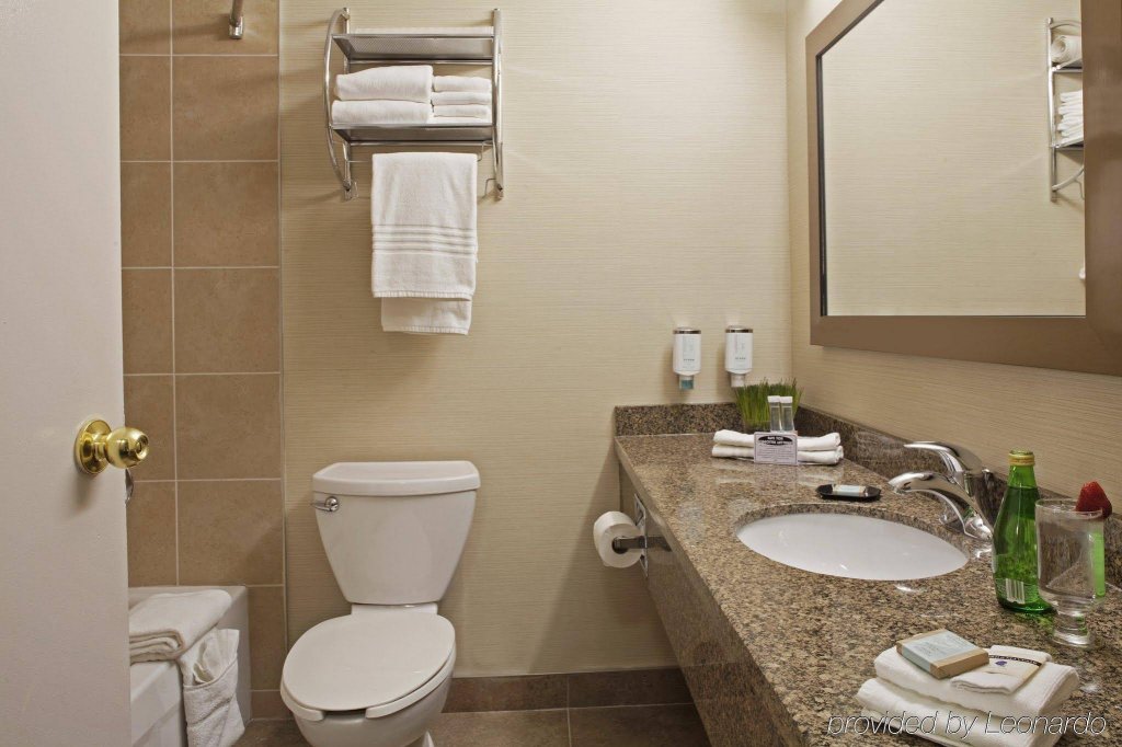 Фото Travelodge by Wyndham Oshawa Whitby