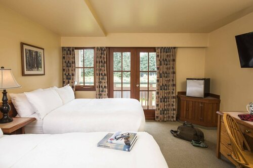 Гостиница Painter's Lodge в Кэмпбелл-Ривер