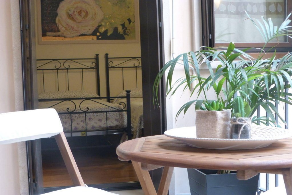 Фото Piazza delle Erbe Stylish Flat