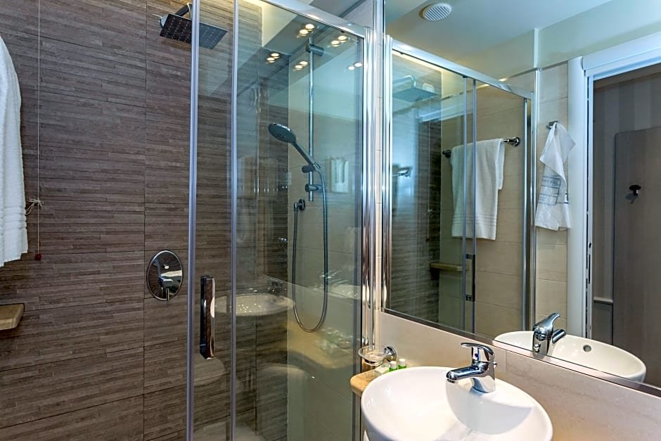 Фото Hotel Flora Milan