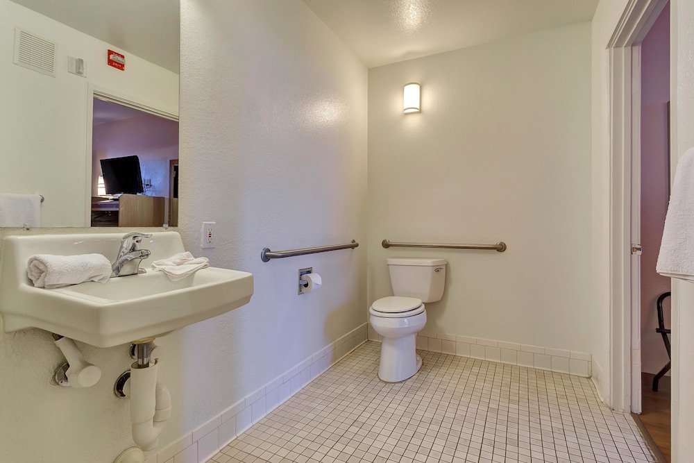 Фото Red Roof Inn & Suites Vallejo