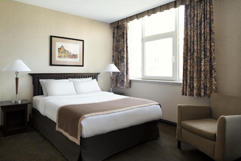 Фото Ramada Limited Downtown Vancouver