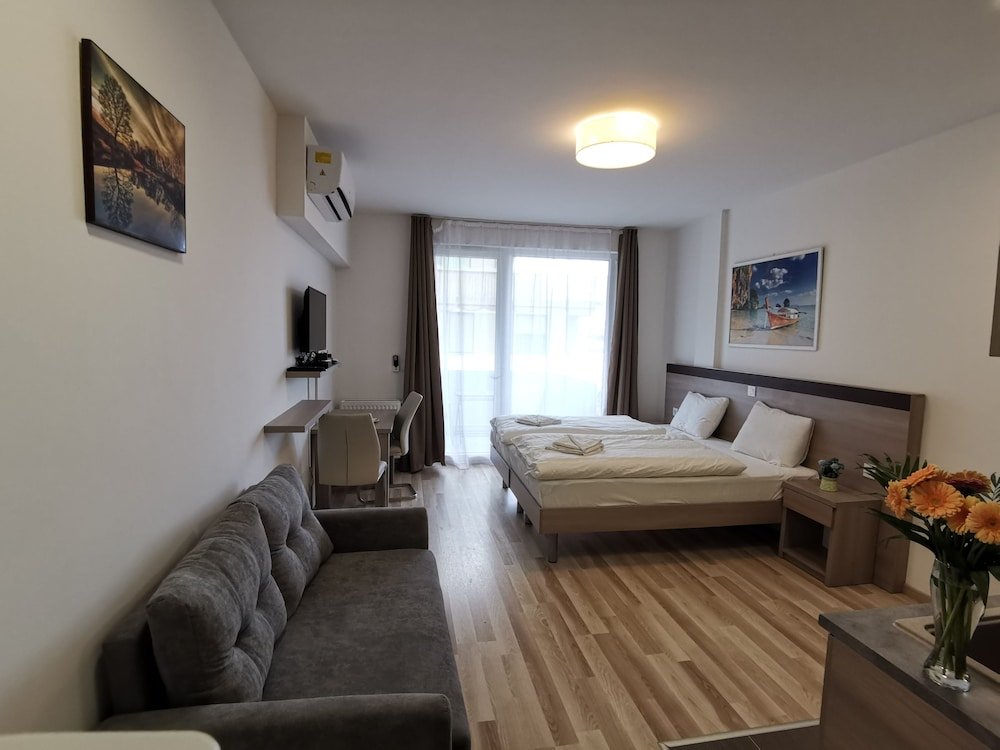 Фото Corvin Holiday Apartment Hotel