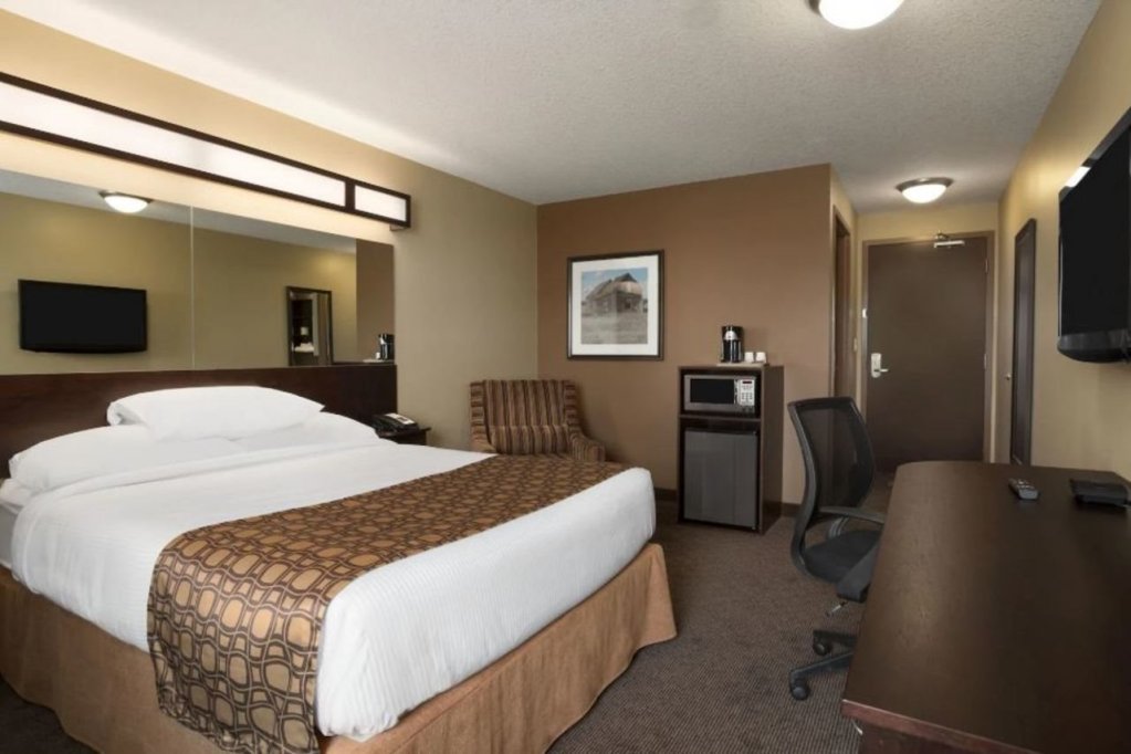Фото Microtel Inn & Suites by Wyndham Weyburn