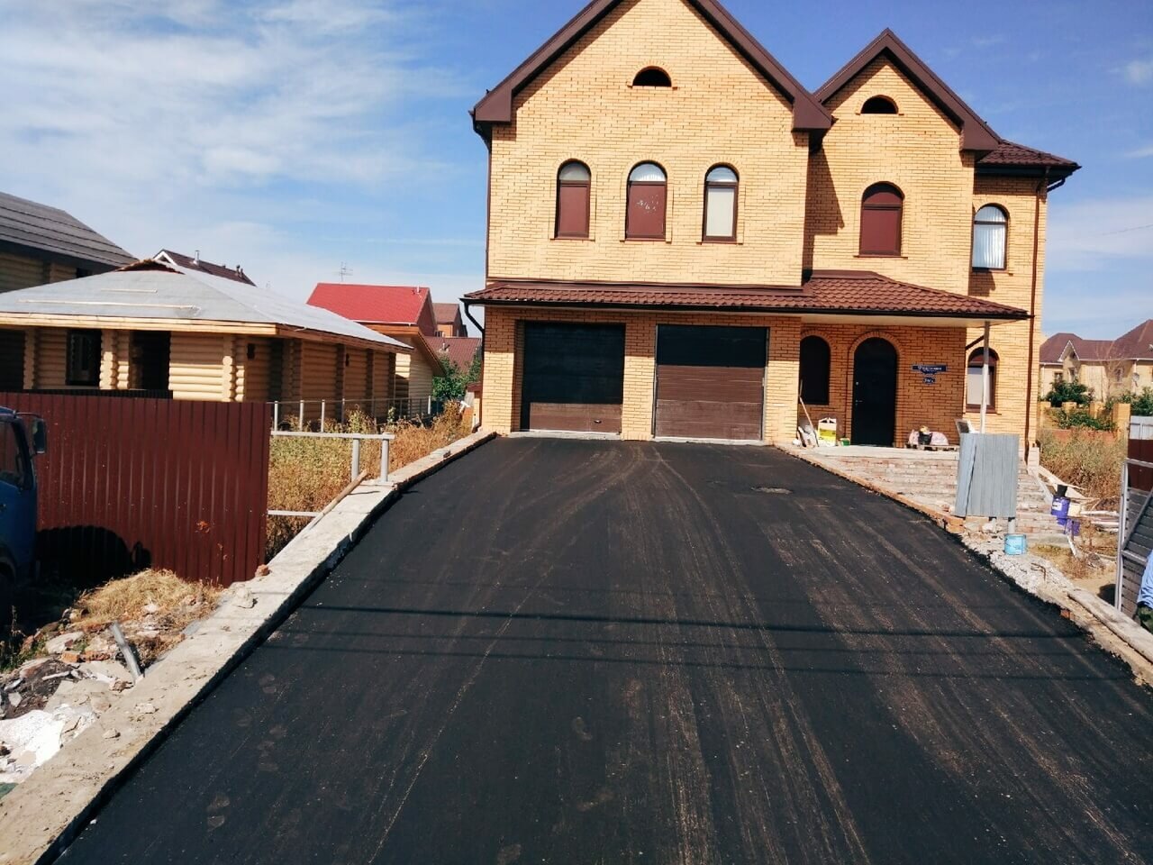 Асфальт перед гаражом в частном доме