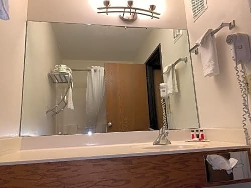 Фото Super 8 by Wyndham Germantown/Milwaukee