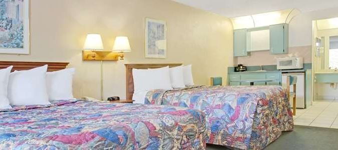 Фото Days Inn by Wyndham Clearwater/Gulf to Bay