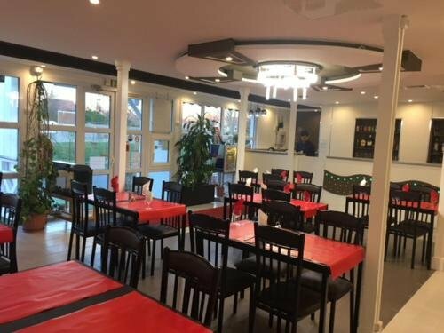 Гостиница Kyriad Direct Claye Souilly