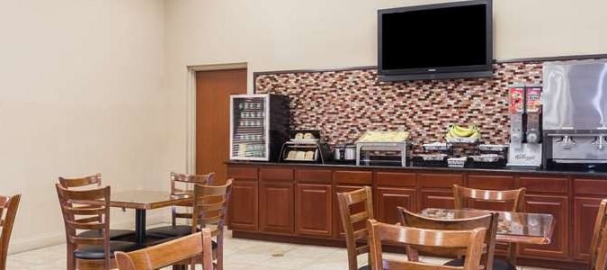 Фото Days Inn & Suites by Wyndham Lakeland