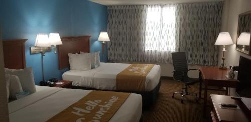 Фото Days Inn & Suites by Wyndham Tallahassee Conf Center I-10