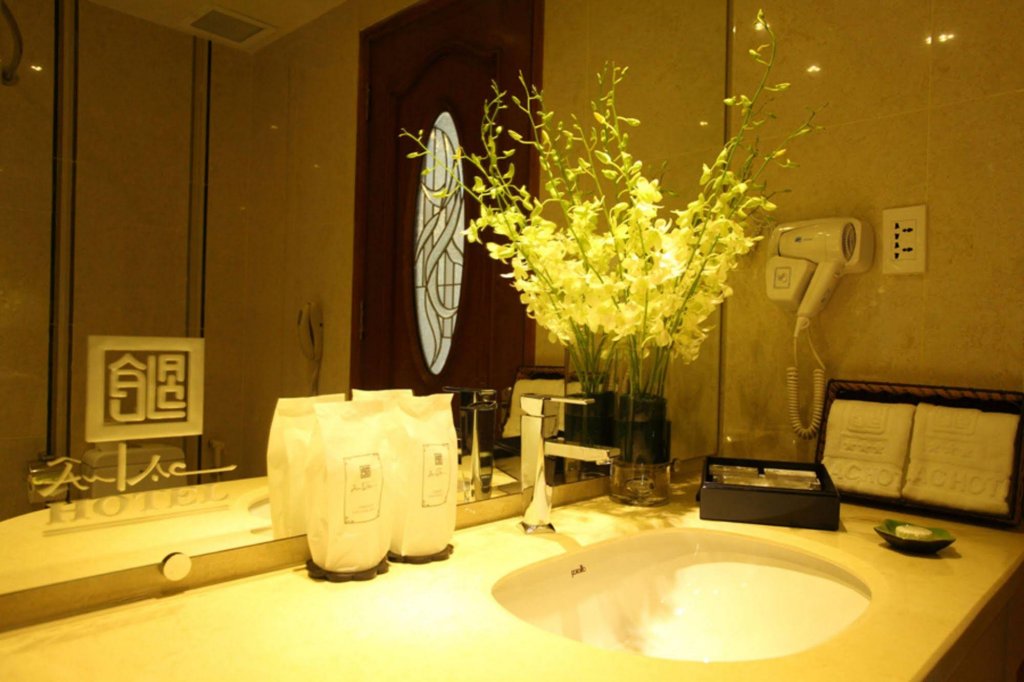 Фото Au Lac Charner Hotel