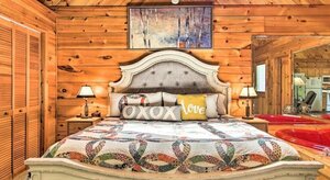Romantic Gatlinburg Studio Cabin with Hot Tub and Deck