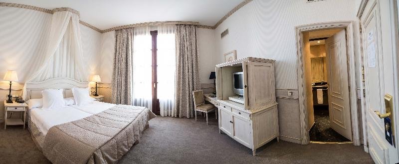 Фото Eugenia de Montijo, Autograph Collection