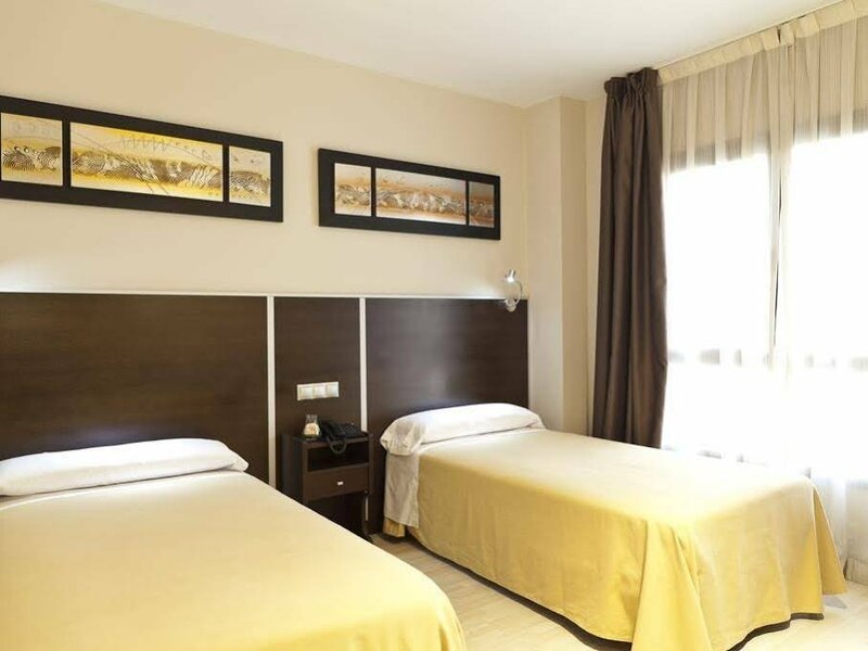 Гостиница Hostal Avenida Barajas в Мадриде