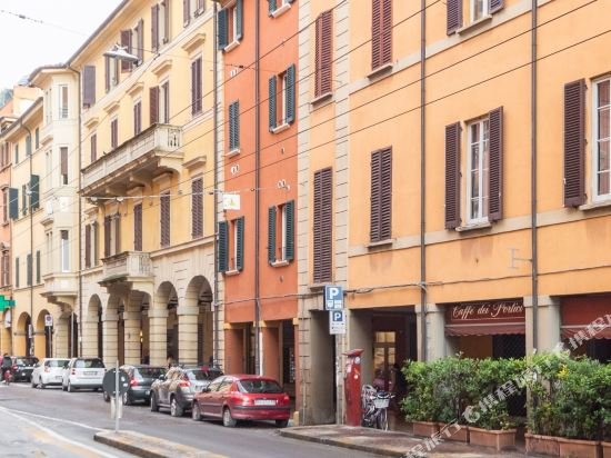 Фото Tra le Due Torri e Piazza Santo Stefano Apartment