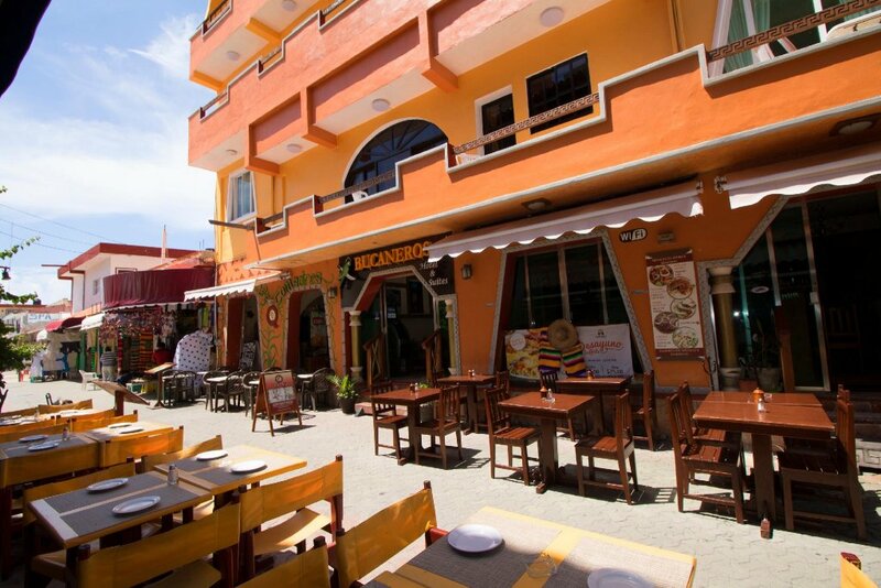 Гостиница Hotel & Restaurant Bucaneros, Isla Mujeres в Исла-Мухерес