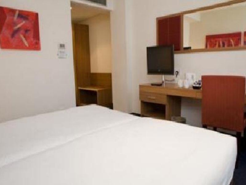 Фото Travelodge London Central Aldgate East