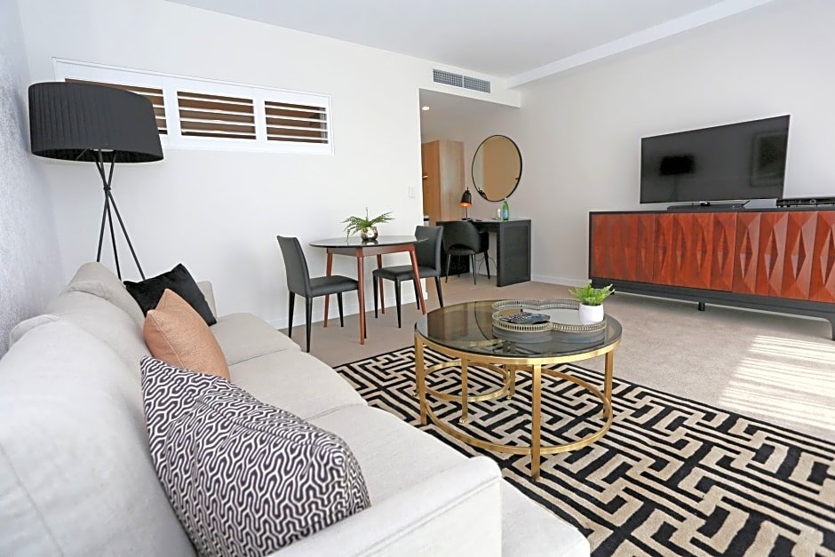 Фото Alex Perry Hotel & Apartments