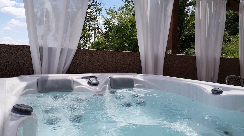 Фото Viksa with Hot Tub