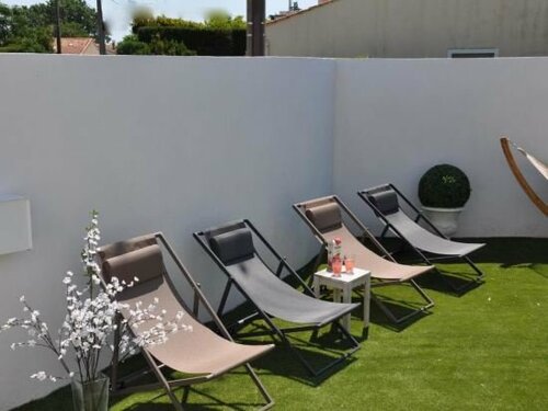 Гостиница Holiday in Arles -Villa Jacuzzi в Арле