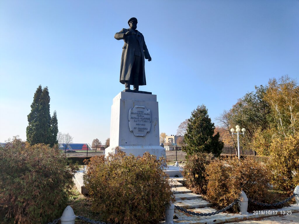 Памятник, мемориал Н.Ф. Ватутин, Старый Оскол, фото