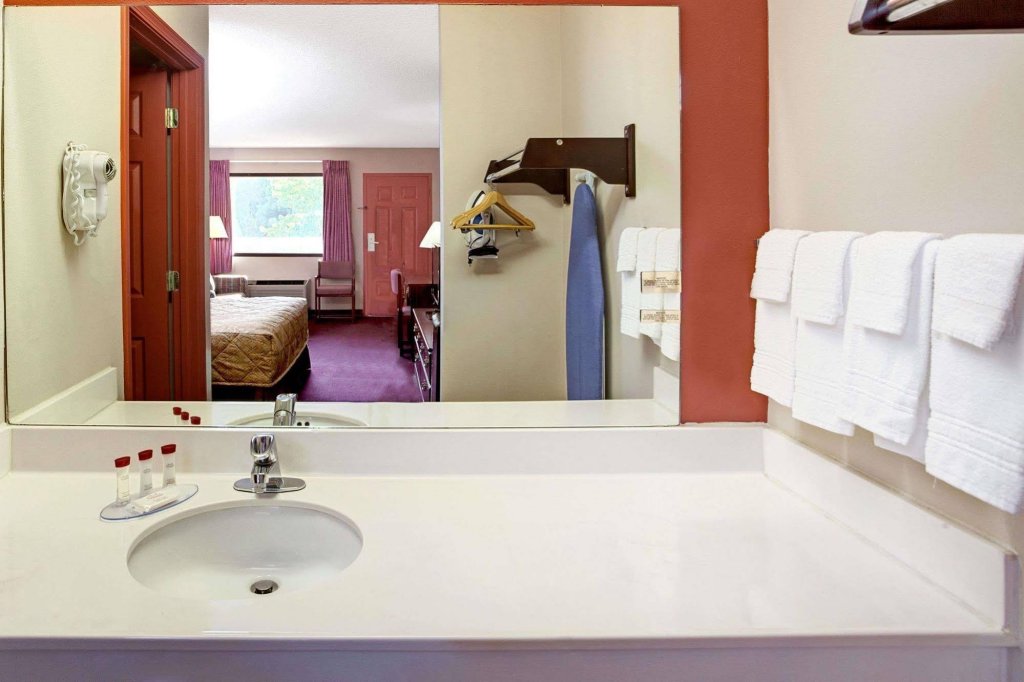 Фото Oyo Hotel Adairsville Hwy 140