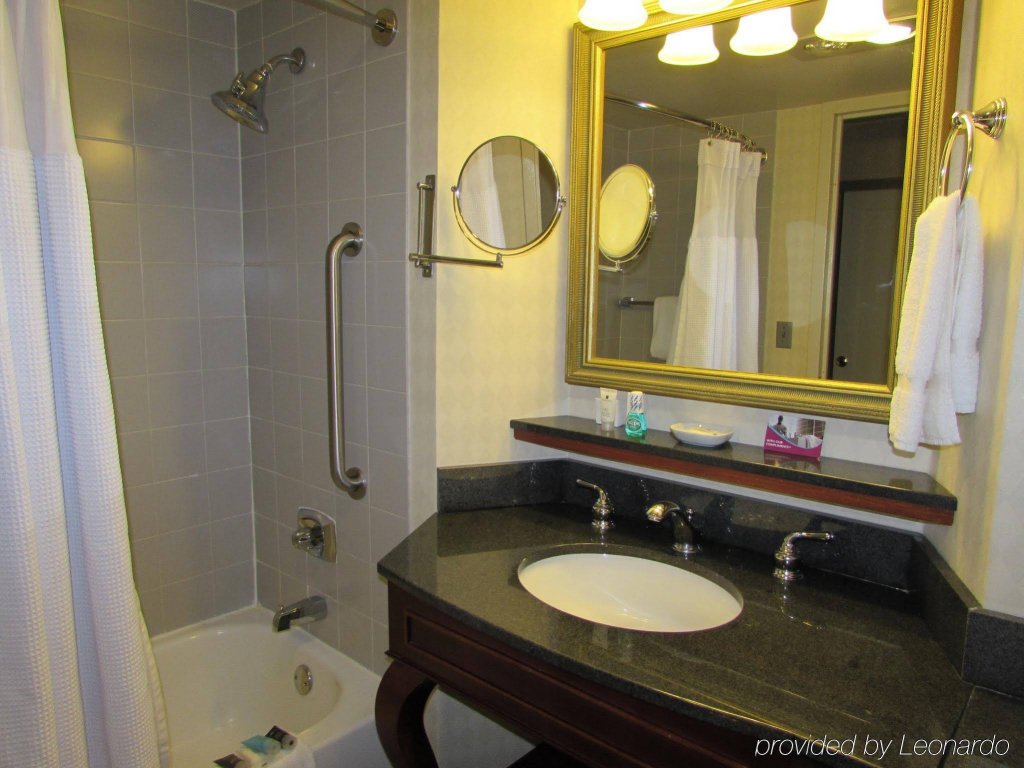 Фото Delta Hotels by Marriott Richmond Downtown