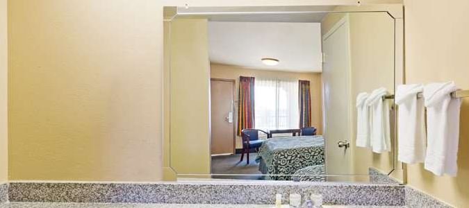 Фото Days Inn by Wyndham Fontana Rialto