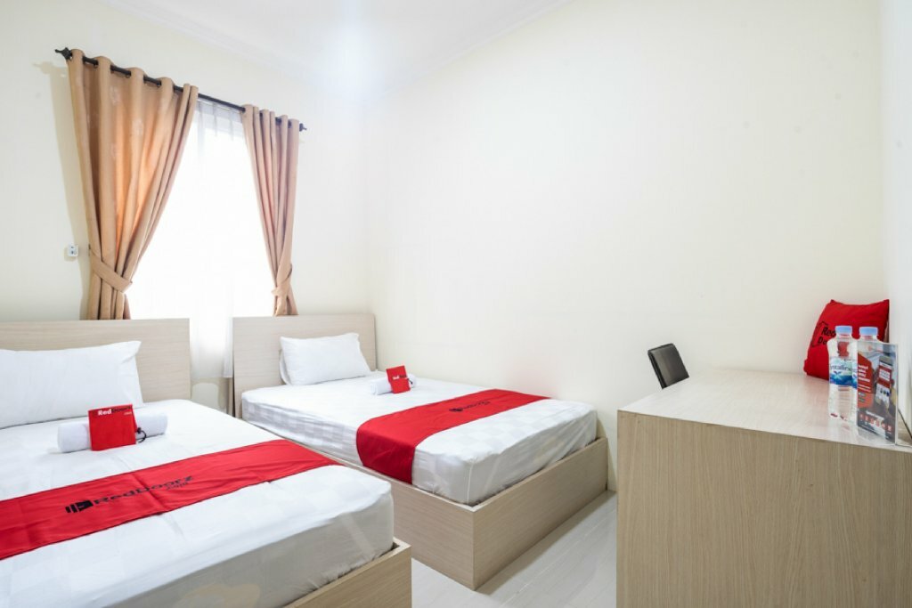 Hotel RedDoorz Plus near Siloam Karawaci, Earth, photo
