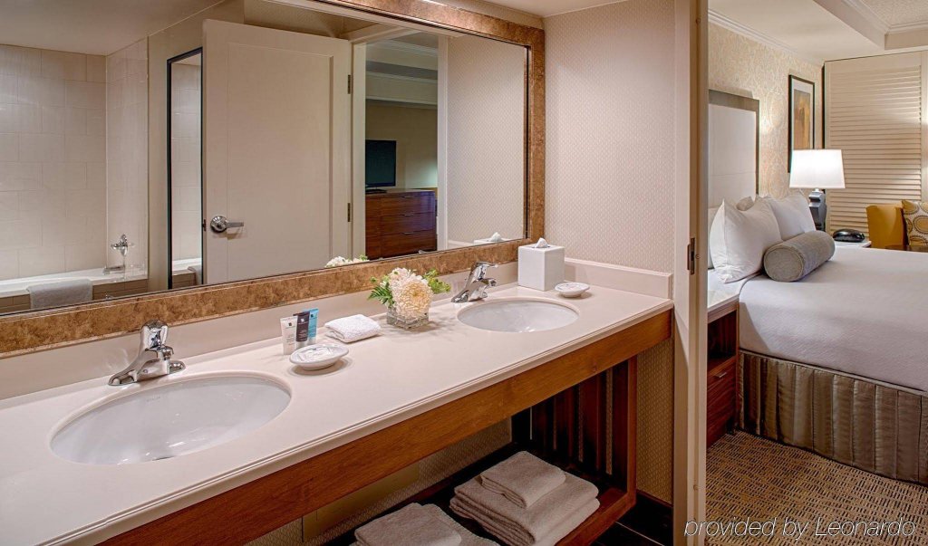 Фото Crowne Plaza Phoenix - Chandler Golf Resort, an Ihg Hotel